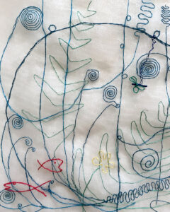 Particolare del disegno ricamato a mano su tessuto di organza che riproduce un'opera di Calder, ovvero la testiera da letto in argento realizzata per Peggy Guggenheim